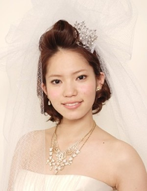ロイヤルポンパドール 結婚式髪型 一番かわいい流行ヘアスタイル
