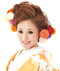 個色鮮やかな着物を引き立てる和装ヘアアレンジ。顔色が明るく見えます。