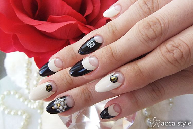 ブラック アイボリーの逆フレンチとダブルフレンチのベースに Chanelのロゴシールと