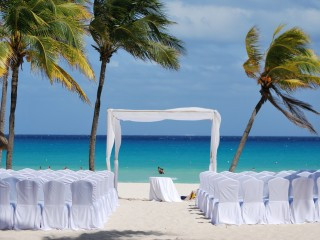 ハワイでの結婚式参列が決まった人必見!ハワイ挙式の服装と靴選びのポイント