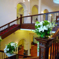 本館2F ホールと階段装花