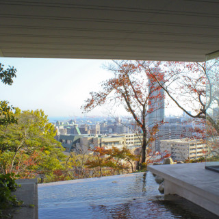 エントランス脇から神戸の街を見下ろしたところ。ゲストも満足。