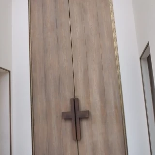 チャペル入口の大扉