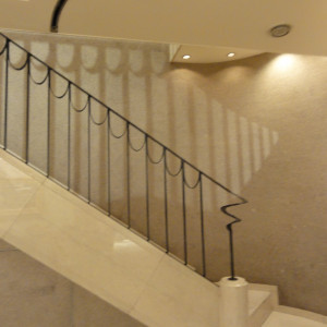 エントランスから地下の挙式会場への階段|109893さんのレストランひらまつ広尾の写真(154188)