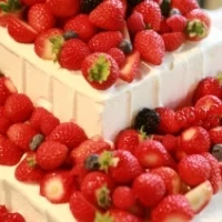 シンプルだけどかわいいウェディングケーキ