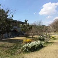 公園から見える披露宴会場のテラス