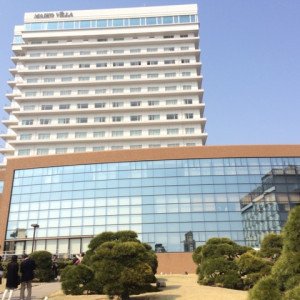 バルーンセレモ二ーではブルーのガラスに風船が映ります。|128244さんのシーサイドホテル舞子ビラ神戸の写真(111960)