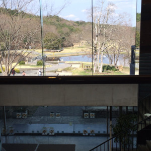 本館入ってすぐのロビーからみえる公園の景色|128244さんの三木市森林公園の写真(118157)