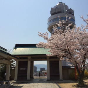 神殿を背にした神社境内|128244さんの柿本神社の写真(124080)