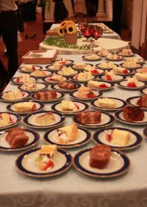 切り分けられたウェディングケーキを、ゲストが好きに選ぶ|129499さんのホテルセキアの写真(61888)