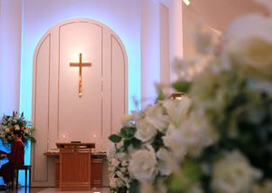 チャペル。バージンロード装花越しの祭壇。|129499さんの司ロイヤルホテルの写真(61828)