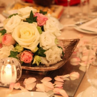 テーブル装花とサービスのキャンドル