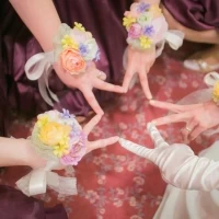 ブライズメイドのリストブーケもお花屋さんで