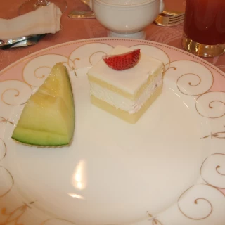 ウェディングケーキと新郎新婦からのメロン