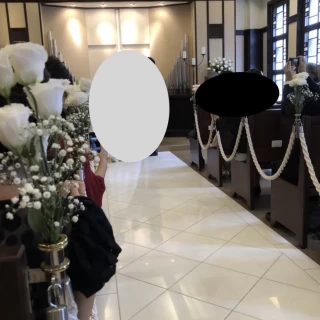 長いバージンロード、トレーンの長いドレスが映えます