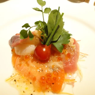 こちらもお魚料理。生ですね。貝も入ってます！