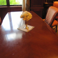 親族控え室のテーブル席。
