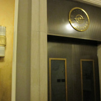 挙式場へ向うエレベーター。クラシックな雰囲気が魅力的でした