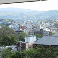 窓からの東山方向の眺め