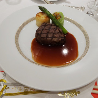 A肉料理：国産牛フィレ肉のグリエ　ポマールワイン香るソース