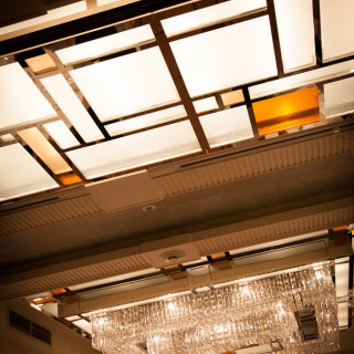 鶴の間・天井のライトはステンドグラス風です。