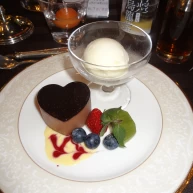 チョコレートムース　フルーツとバニラアイス添え