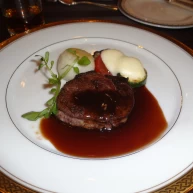 牛フィレ肉のフランベ　赤ワインソース