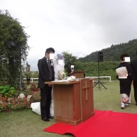 山々が広がる景色の中での挙式