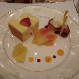 ウエディングケーキも取り分けてくれます。|277569さんの桔梗が丘ヴェルージュの写真(61630)