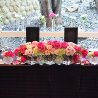 ピンクのメインテーブルのお花たち