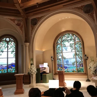 全面部分のステンドグラスとピアノ