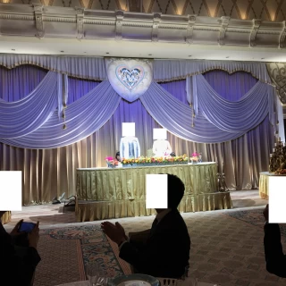 披露宴会場の新郎新婦が座る席の全景