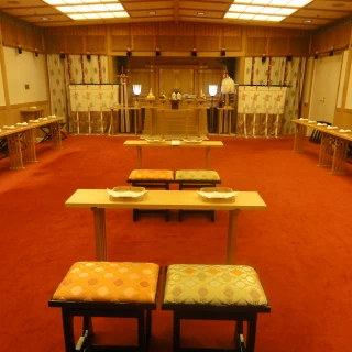 厳かな神殿