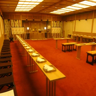 厳かな神殿