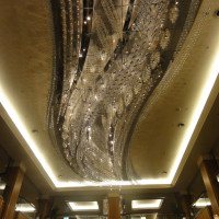 ホテルメインロビー天井のダイナミックな照明