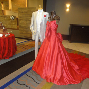 華やかな印象の真っ赤なドレス|306612さんのロイヤルパークホテルの写真(6298)