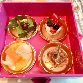 デザート。BOXを開けると華やかな4点盛りでアガリました！