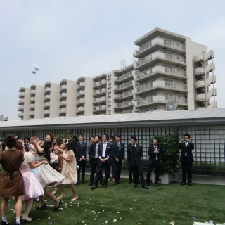 お庭でブーケトス。