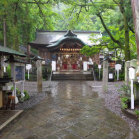 雨の日の神社の様子