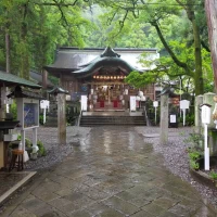 雨の日の神社の様子