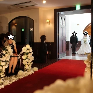 新婦と新婦両親の入場。