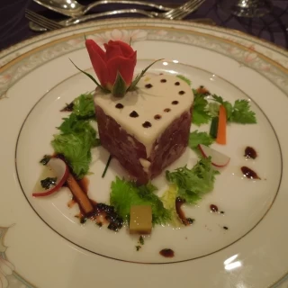 料理。ハートとバラがロマンチック。