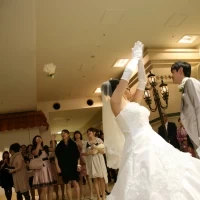 チャペルの外でブーケトス。