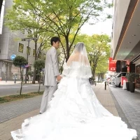 会場前の道で。