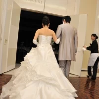 2階会場・チャーチルへ、新郎新婦入場。