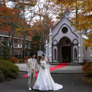 紅葉がきれいな教会前での記念撮影