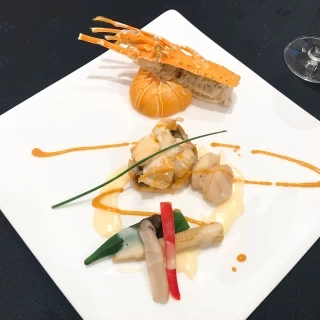 お魚。一皿に何種類ものっていてボリュームもよかったです。