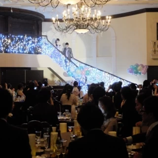 披露宴会場を入口側から撮っている写真です