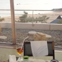 新鮮は瀬戸内のお刺身のバックに見える瀬戸大橋