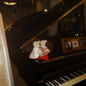 グランドピアノの上にウェルカムドールが飾られてました|322347さんのダイヤモンド瀬戸内マリンホテルの写真(14921)